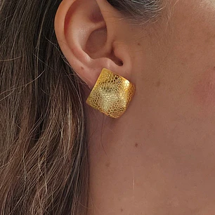 Aretes Dorados Romboides de Diseño Texturizado