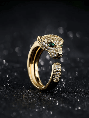 Anillo con incrustaciones de circonitas cúbicas de animales