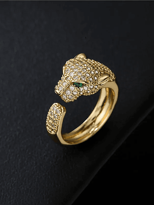 Anillo con incrustaciones de circonitas cúbicas de animales