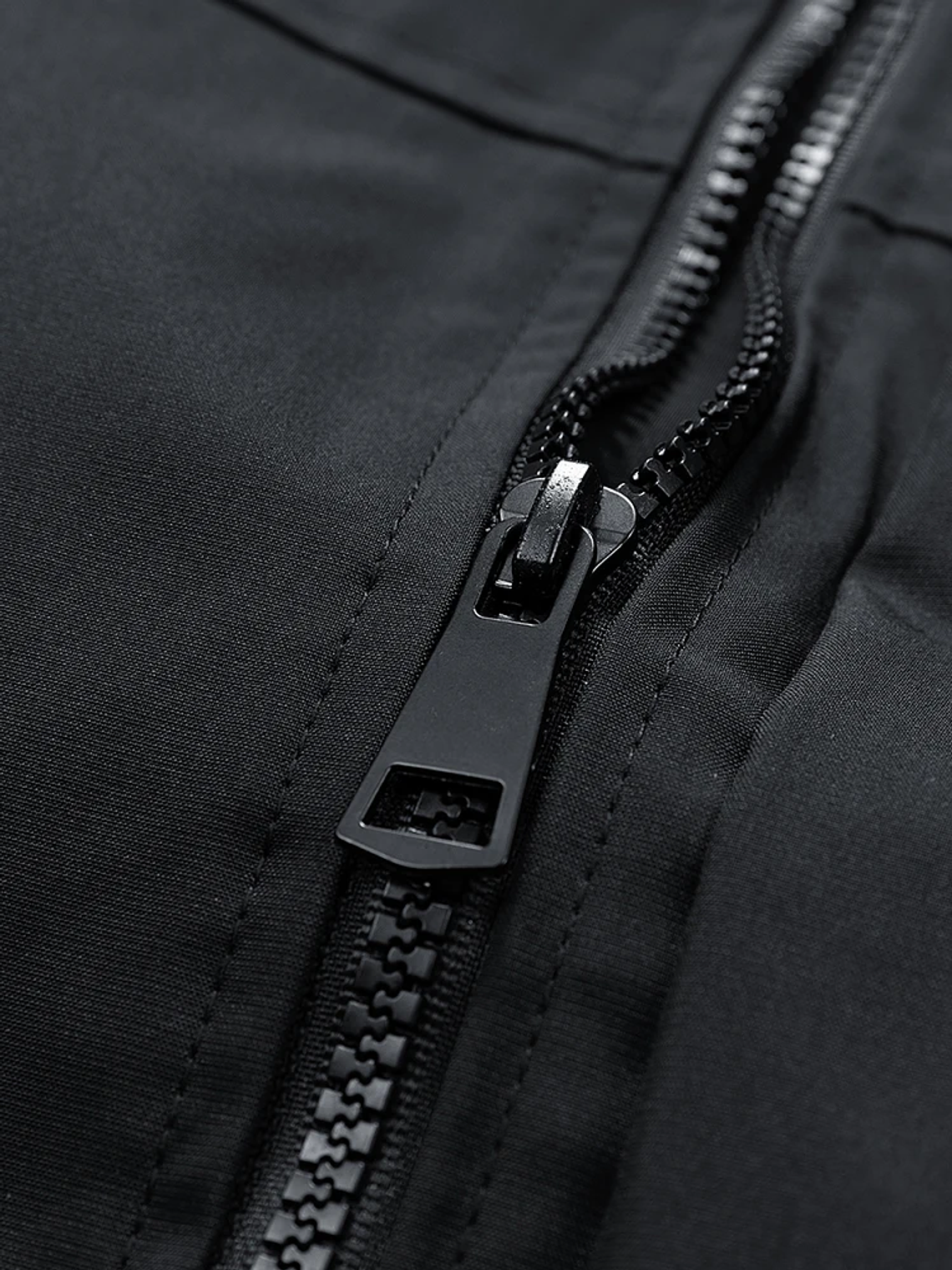 Chaqueta cortavientos con capucha 22