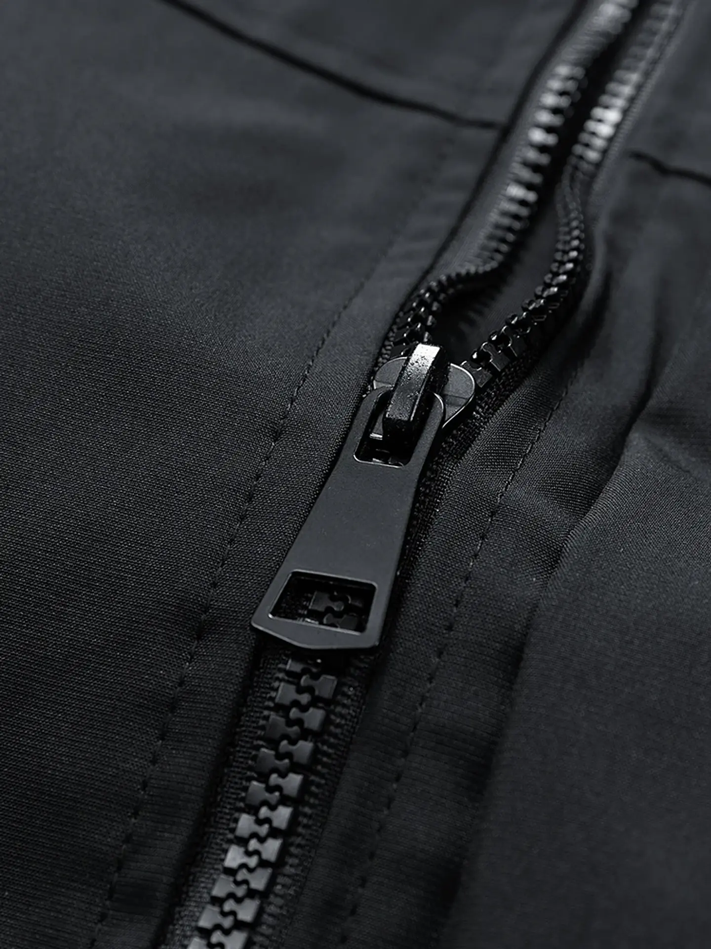 Chaqueta cortavientos con capucha 22