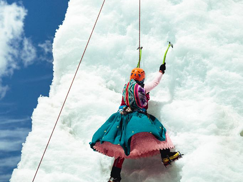 Empoderando Cumbres: Las Cholitas Escaladoras y su Asalto al Everest