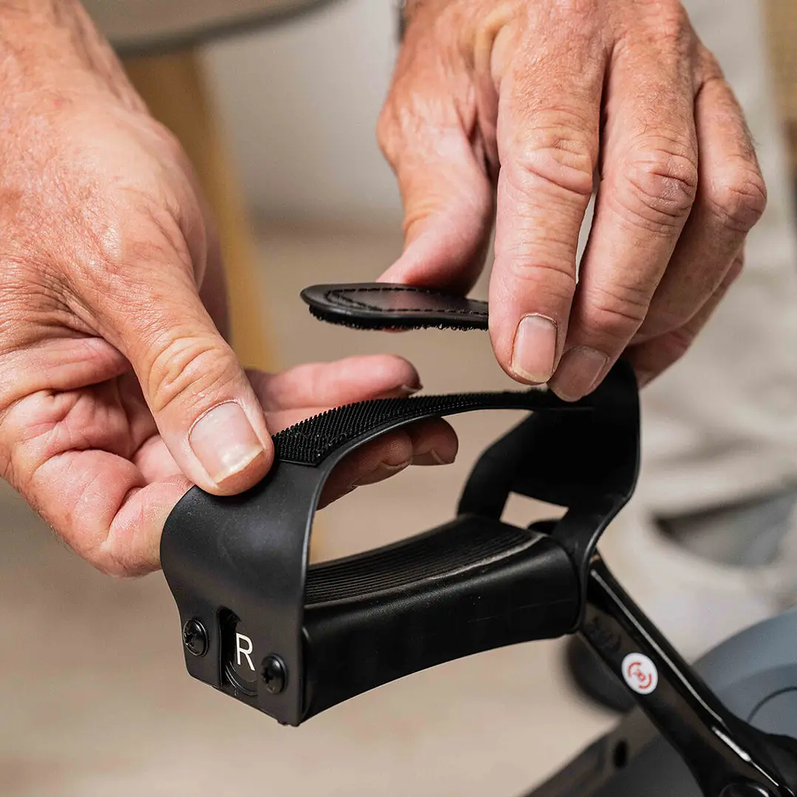 Pedalador Elétrico Assistido Velora 3000: Para Pernas e Braços com 12 Velocidades, Controle Remoto e Tapete 3