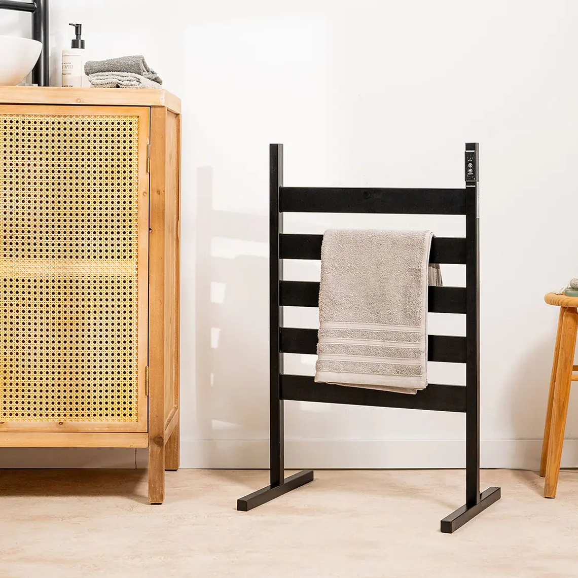 Toalheiro Elétrico Towarck: Portátil ou de Parede, 5 Barras, 500W, Ideal para Banheiros 2