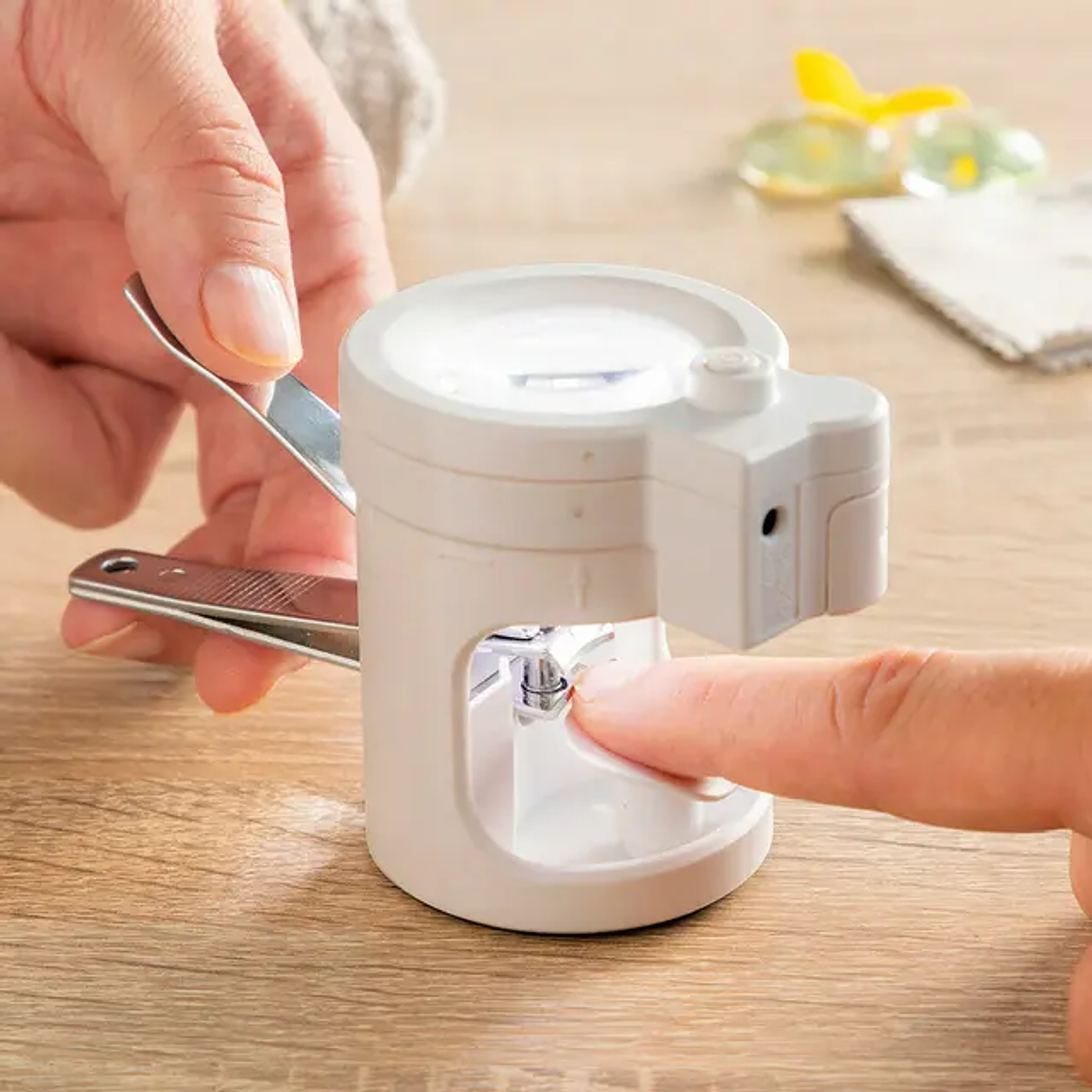 Nail clipper with LED light and 8x magnifying glass - Includes nail file, non-slip base, and battery/USB powered. 4
