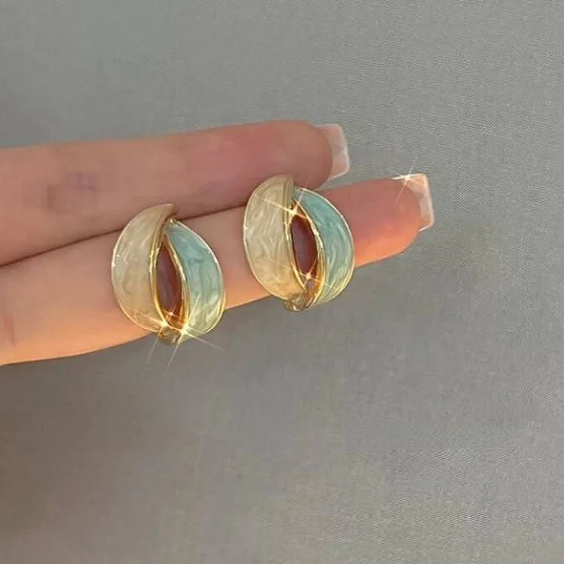 Brincos Cruz Bicolor Vintage Francês | Design Elegante e Único | Para Festa e Presente | Atacado 3