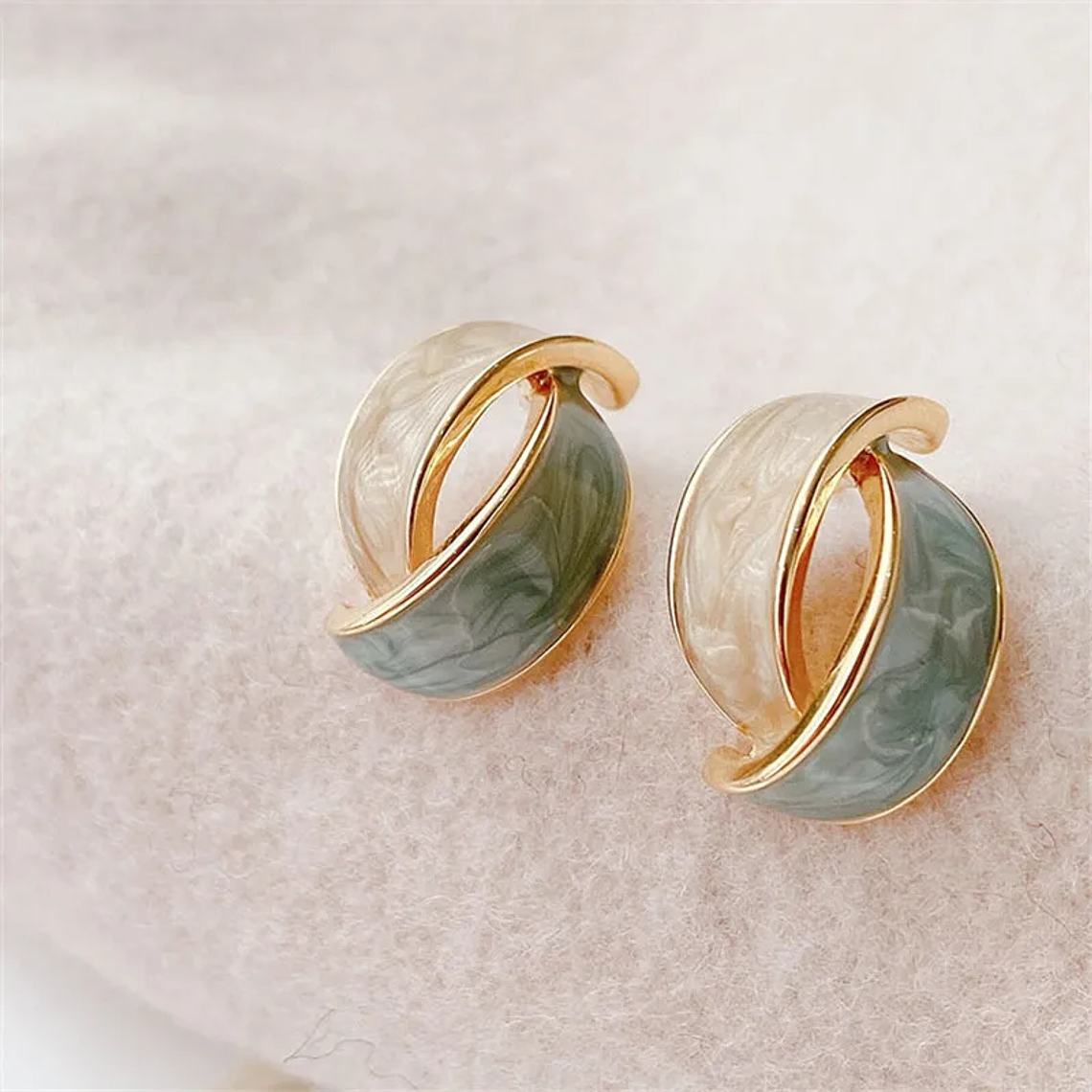 Brincos Cruz Bicolor Vintage Francês | Design Elegante e Único | Para Festa e Presente | Atacado 4