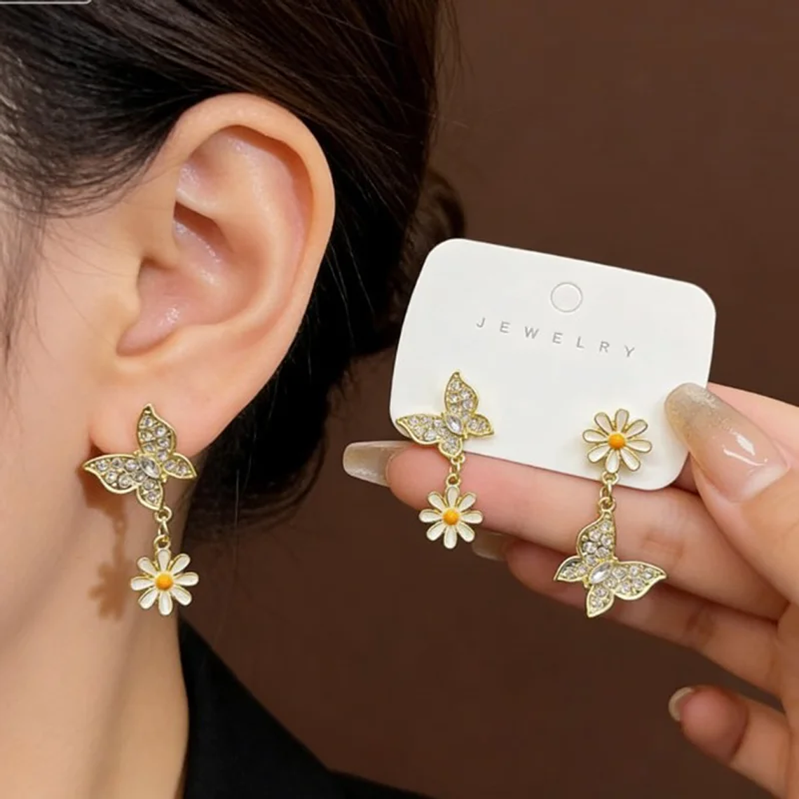 Brincos Borboleta Assimétricos com Zircônia | Design Floral Coreano Moderno | Presente Feminino para Uso Diário 1