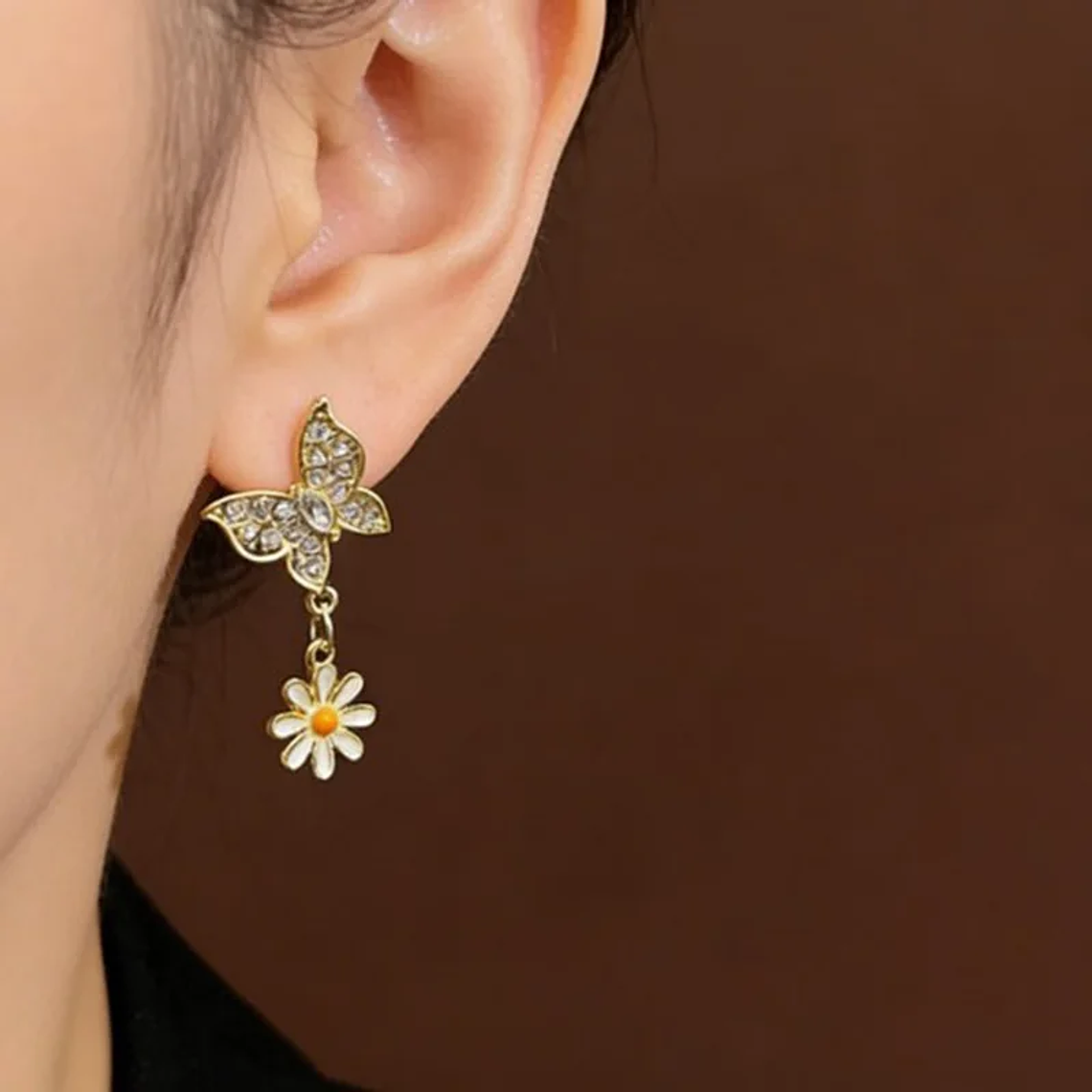 Brincos Borboleta Assimétricos com Zircônia | Design Floral Coreano Moderno | Presente Feminino para Uso Diário 3
