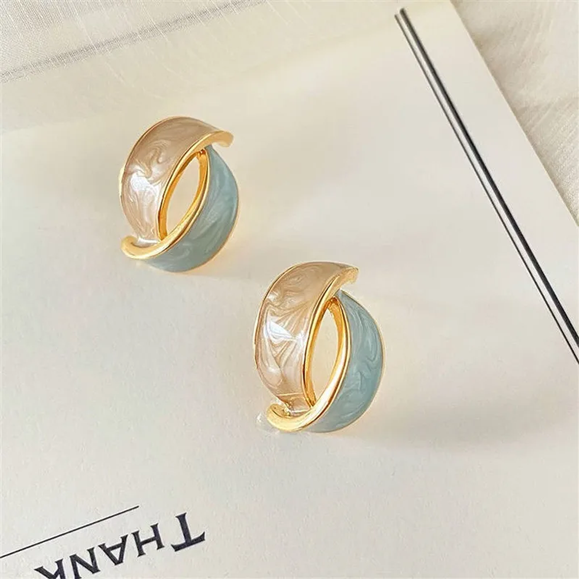 Brincos Cruz Bicolor Vintage Francês | Design Elegante e Único | Para Festa e Presente | Atacado 6