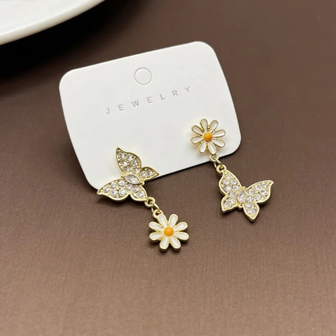 Brincos Borboleta Assimétricos com Zircônia | Design Floral Coreano Moderno | Presente Feminino para Uso Diário 4