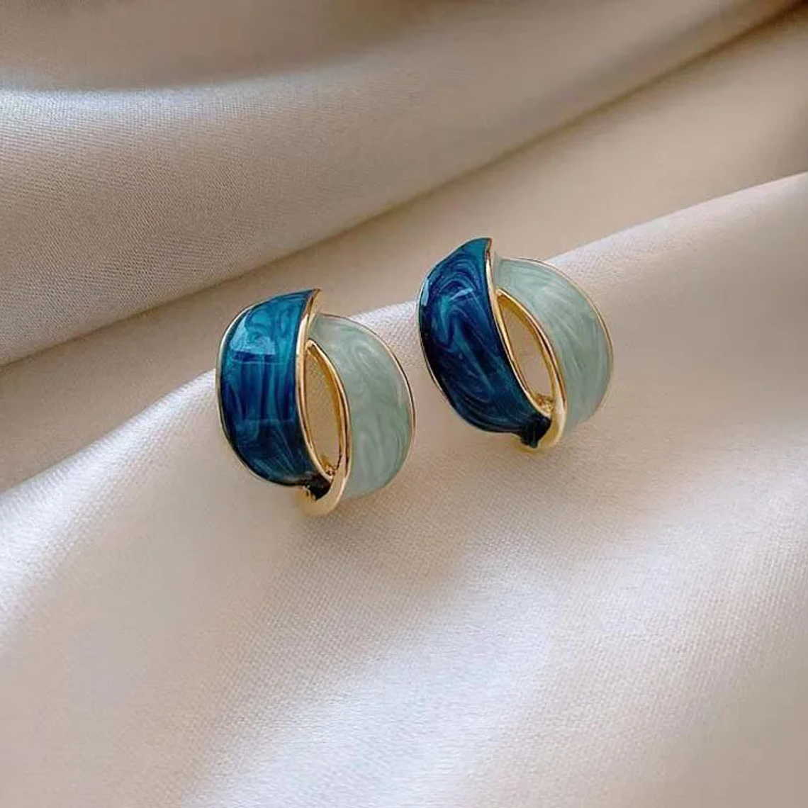 Brincos Cruz Bicolor Vintage Francês | Design Elegante e Único | Para Festa e Presente | Atacado 7