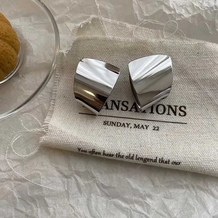 Brincos Borboleta Assimétricos com Zircônia | Design Floral Coreano Moderno | Presente Feminino para Uso Diário 11