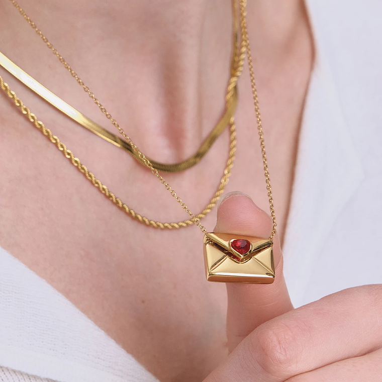 Colar Pingente Envelope que Abre com Coração Vermelho | Colar Feminino com Inscrição 