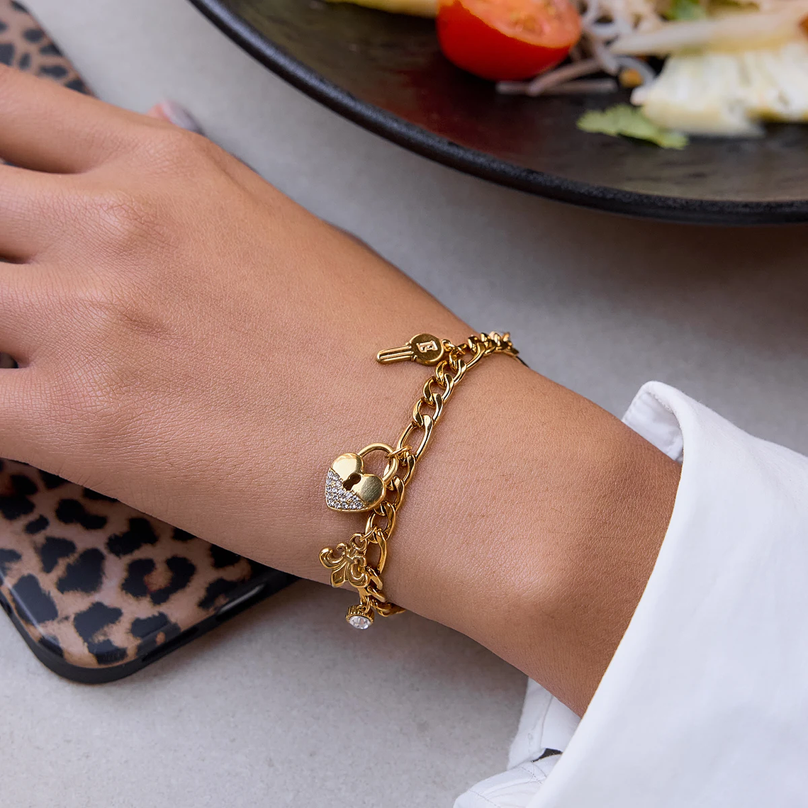 Pulseira Pingente Coração, Lua e Cadeado com Strass | Pulseira Feminina em Aço Inoxidável Banhado a Ouro - Presente Romântico e Elegante 4