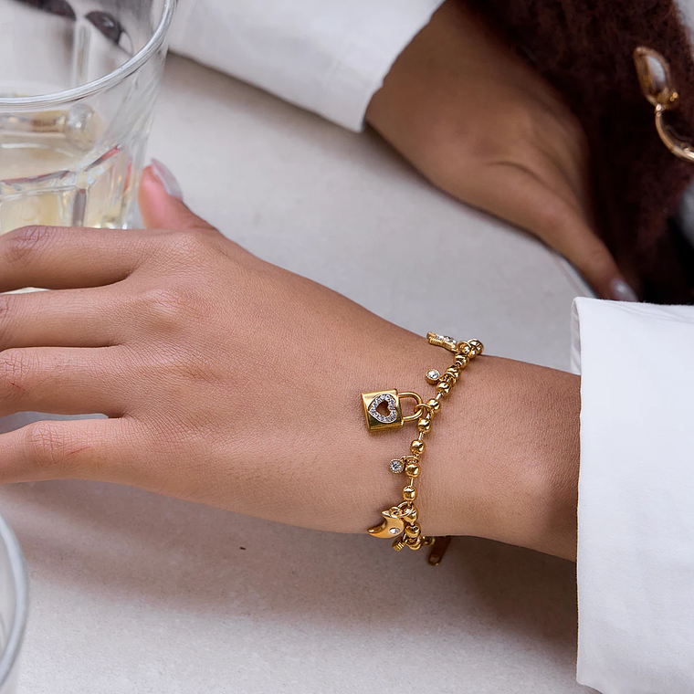 Pulseira Pingente Coração, Lua e Cadeado com Strass | Pulseira Feminina em Aço Inoxidável Banhado a Ouro - Presente Romântico e Elegante 6