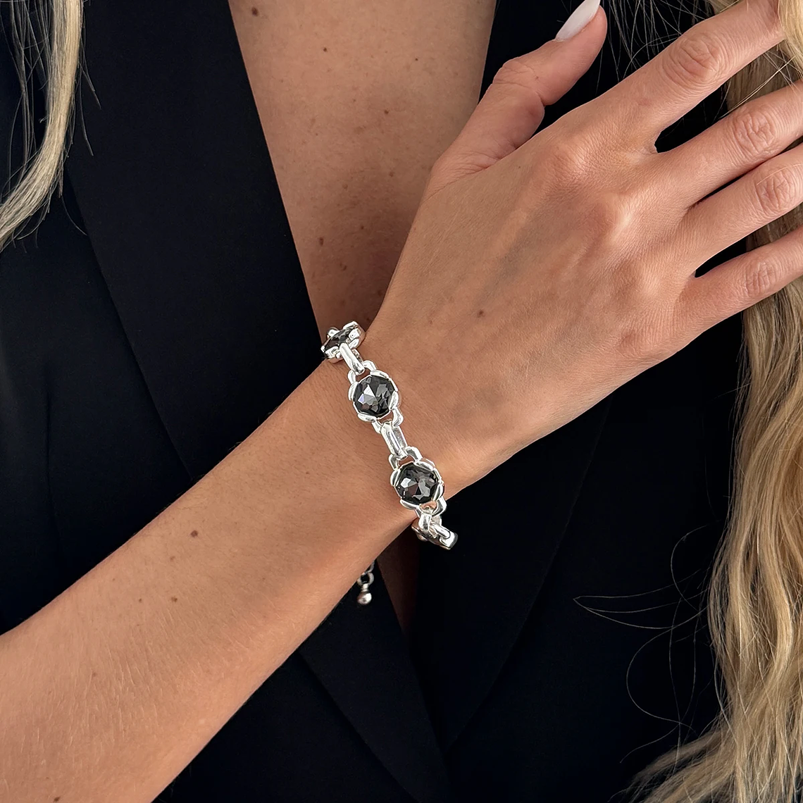 Pulseira Punk Irregular em Acrílico Preto com Strass | Pulseira de Mão Ajustável para Mulheres - Tendência 2026 3