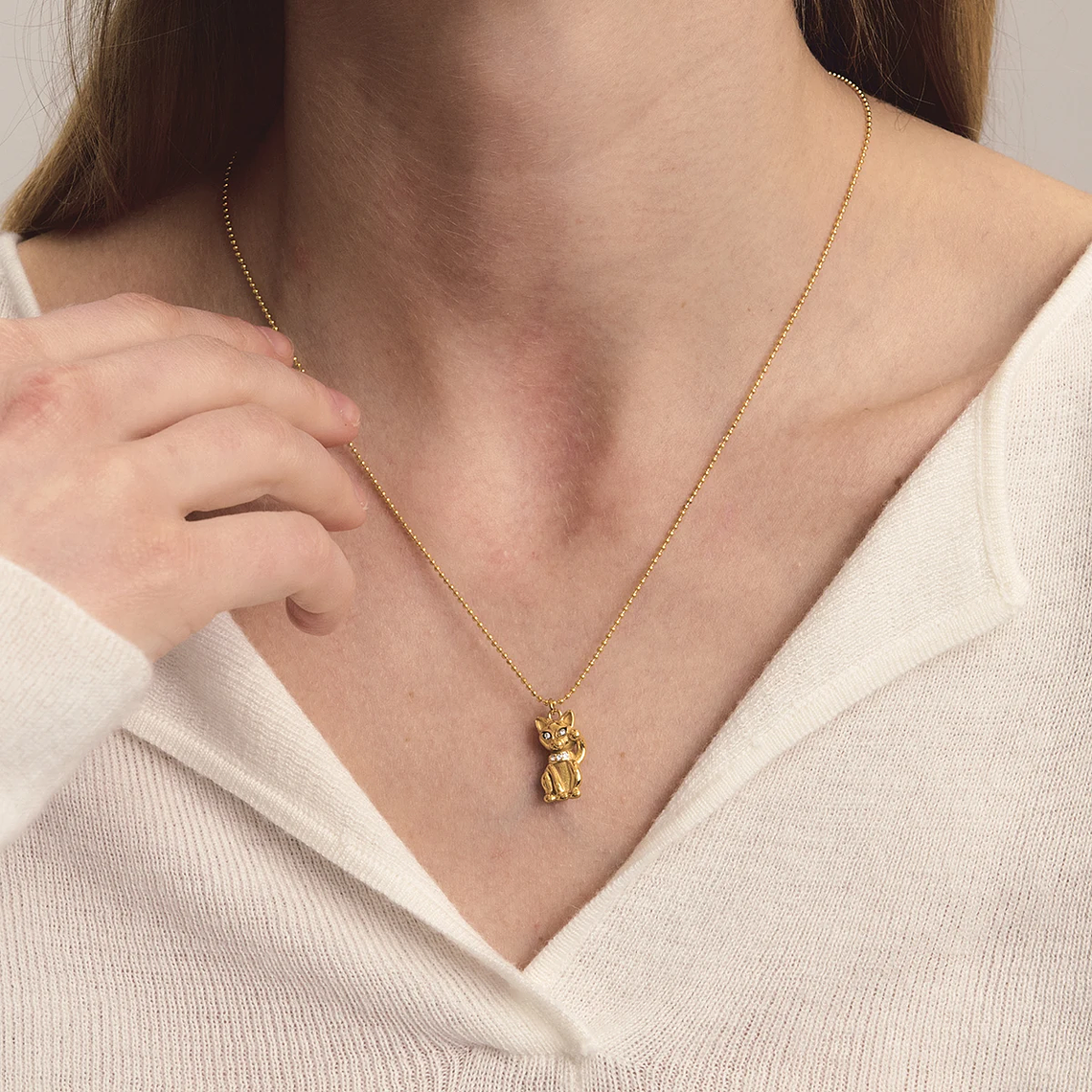 Colar Pingente Gato da Sorte com Strass Branco | Colar Feminino Banhado a Ouro 18K com Corrente de Contas 1