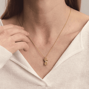 Colar Pingente Gato da Sorte com Strass Branco | Colar Feminino Banhado a Ouro 18K com Corrente de Contas