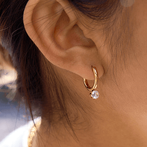 Brincos de Arco Linear com Zircônia Branca | Brincos Femininos em Aço Inoxidável Banhado a Ouro 18K PVD - Presente Elegante