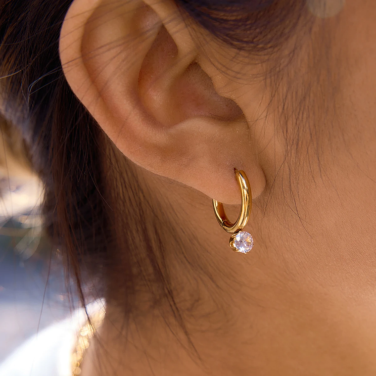 Brincos de Arco Linear com Zircônia Branca | Brincos Femininos em Aço Inoxidável Banhado a Ouro 18K PVD - Presente Elegante 1