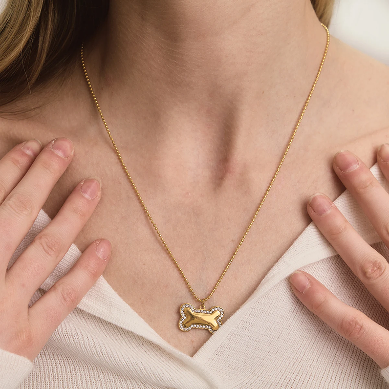 Colar Pingente Ossinho de Cachorro com Strass Branco | Colar Feminino de Contas Banhado a Ouro 18K PVD 2