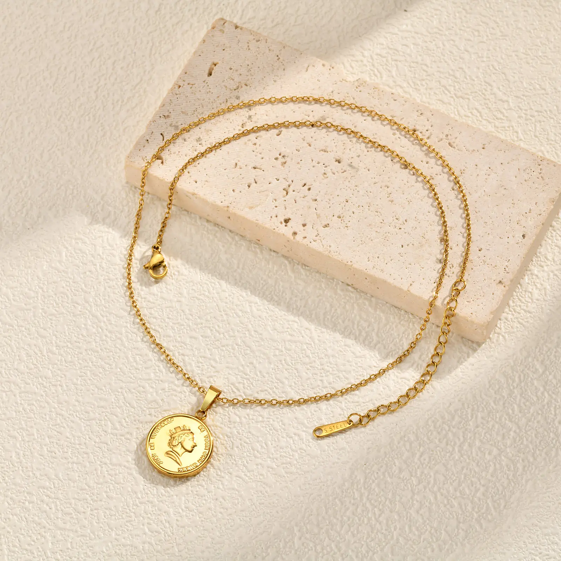 Colar Medalhão Queen Elizabeth Banhado a Ouro | Colar Feminino em Aço Inoxidável com Pingente Redondo - Presente Clássico e Elegante 1