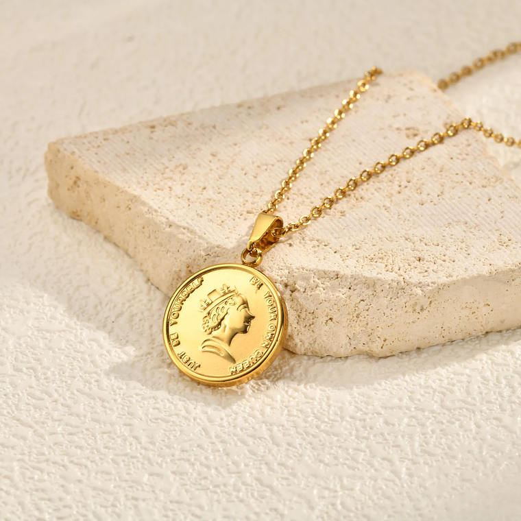 Colar Medalhão Queen Elizabeth Banhado a Ouro | Colar Feminino em Aço Inoxidável com Pingente Redondo - Presente Clássico e Elegante 3