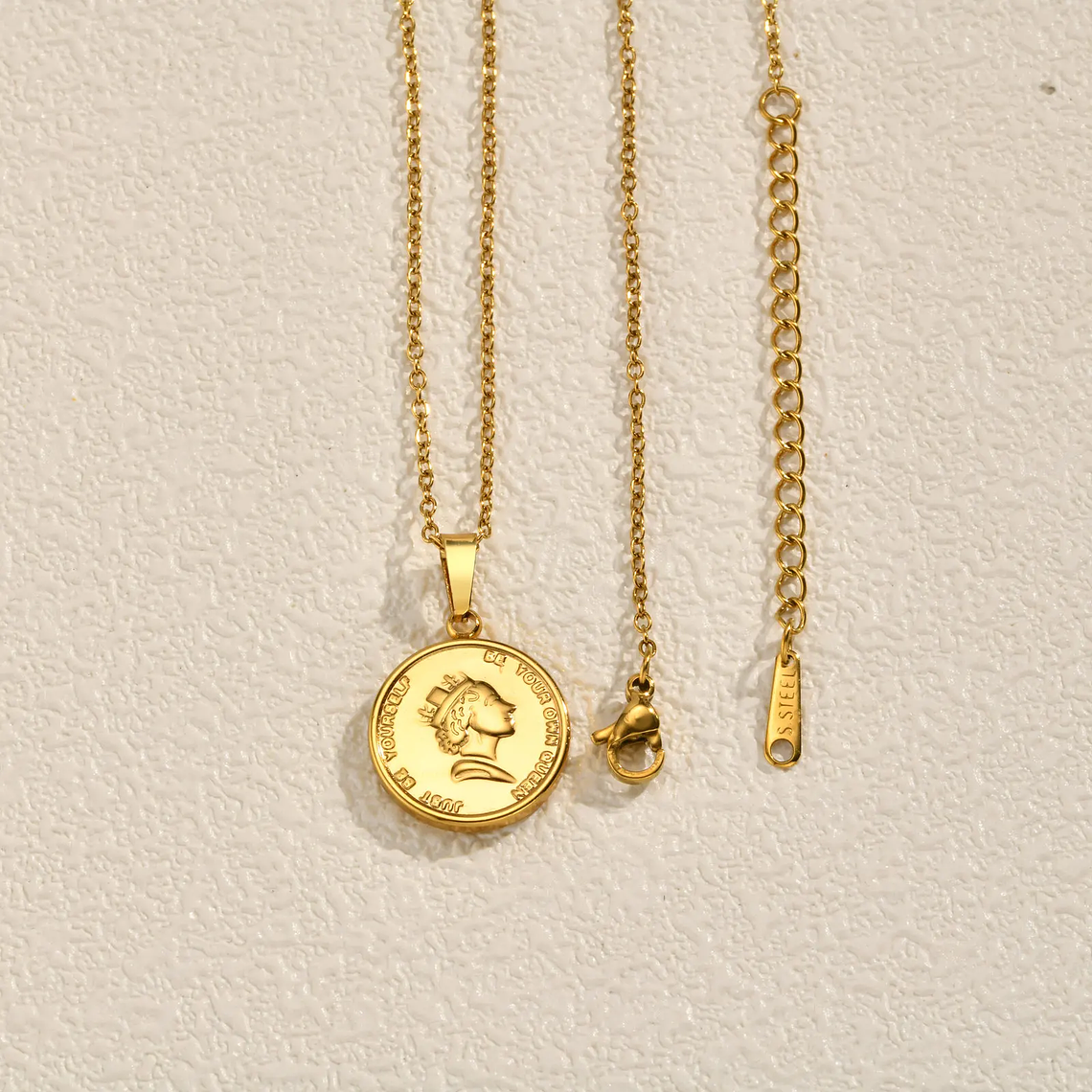 Colar Medalhão Queen Elizabeth Banhado a Ouro | Colar Feminino em Aço Inoxidável com Pingente Redondo - Presente Clássico e Elegante 4