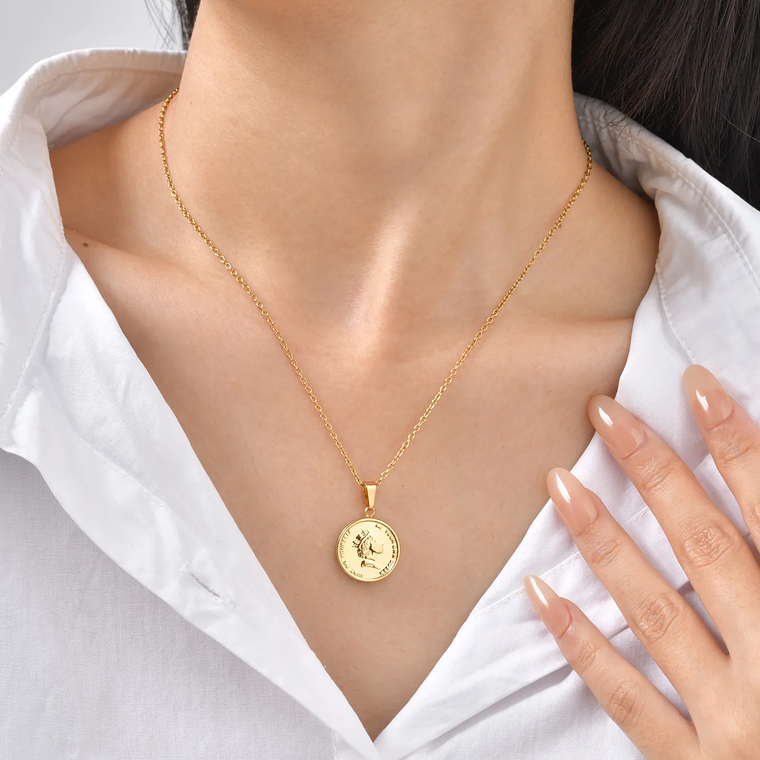 Colar Medalhão Queen Elizabeth Banhado a Ouro | Colar Feminino em Aço Inoxidável com Pingente Redondo - Presente Clássico e Elegante 5