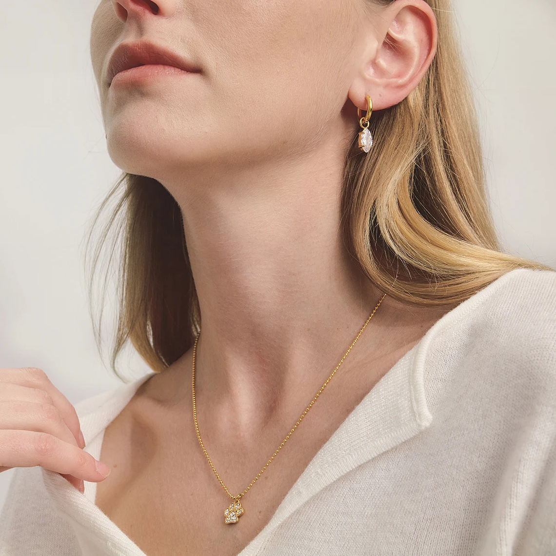 Colar Pingente Garra de Gato Pequena com Strass Branco | Colar Feminino Banhado a Ouro 18K PVD com Corrente de Contas 3