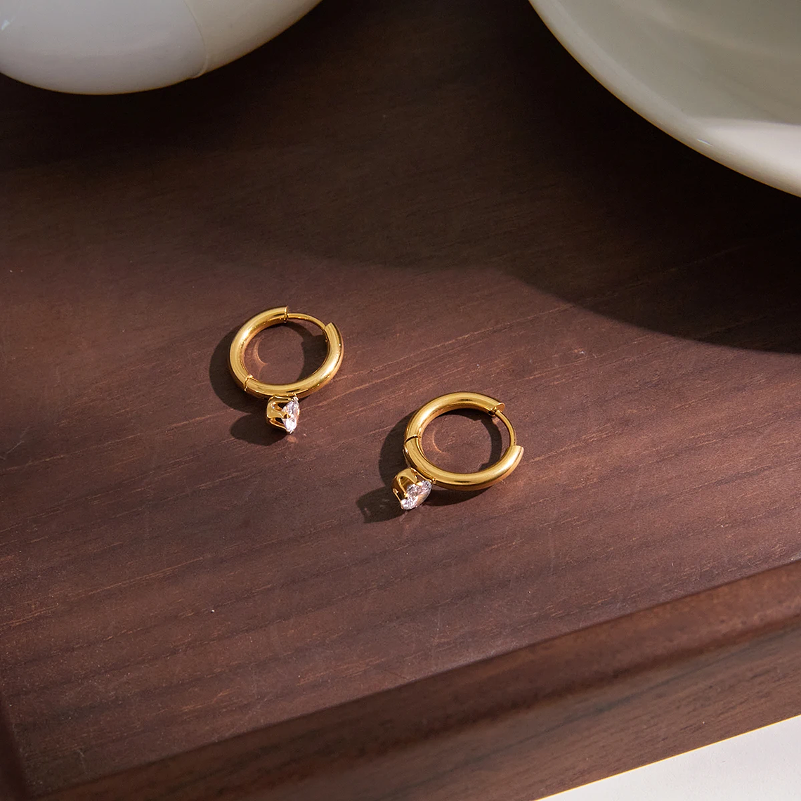 Brincos de Arco Linear com Zircônia Branca | Brincos Femininos em Aço Inoxidável Banhado a Ouro 18K PVD - Presente Elegante 5