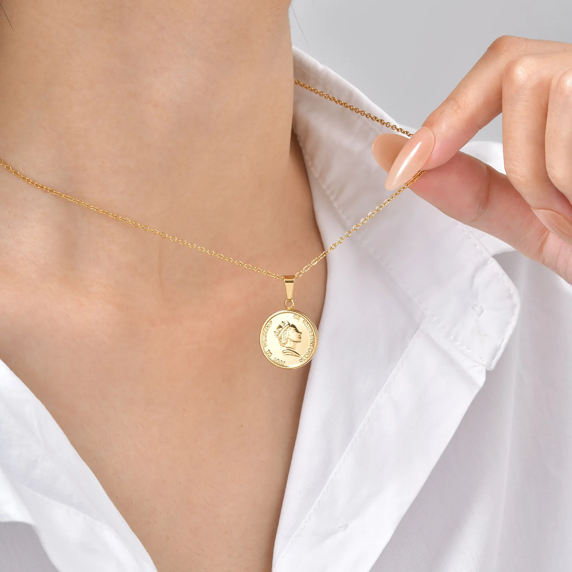 Colar Medalhão Queen Elizabeth Banhado a Ouro | Colar Feminino em Aço Inoxidável com Pingente Redondo - Presente Clássico e Elegante 6
