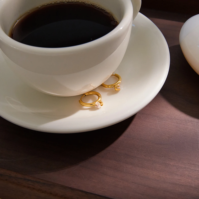 Brincos de Arco Linear com Zircônia Branca | Brincos Femininos em Aço Inoxidável Banhado a Ouro 18K PVD - Presente Elegante 6