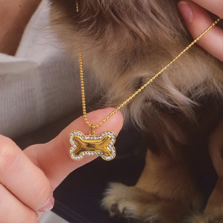 Colar Pingente Ossinho de Cachorro com Strass Branco | Colar Feminino de Contas Banhado a Ouro 18K PVD 6