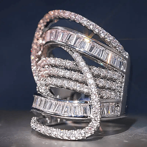 Anel Cocktail de Luxo Vazado com Strass CZ - Design Geométrico Brilhante para Festas