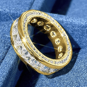 Anel de Noivado Banhado a Ouro com CZ Brilhante Huitan | Anel Feminino Elegante para Casamento e Ocasões Especiais