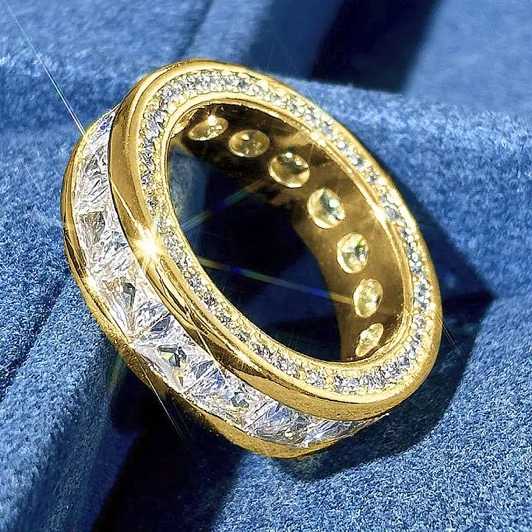 Anel de Noivado Banhado a Ouro com CZ Brilhante Huitan | Anel Feminino Elegante para Casamento e Ocasões Especiais 1