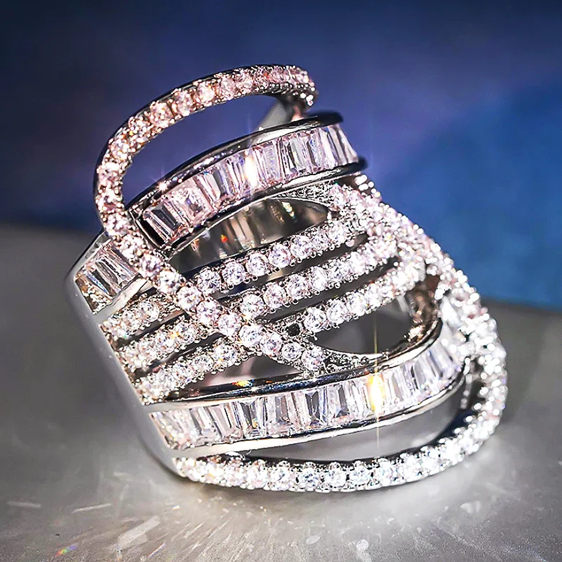 Anel Cocktail de Luxo Vazado com Strass CZ - Design Geométrico Brilhante para Festas 4