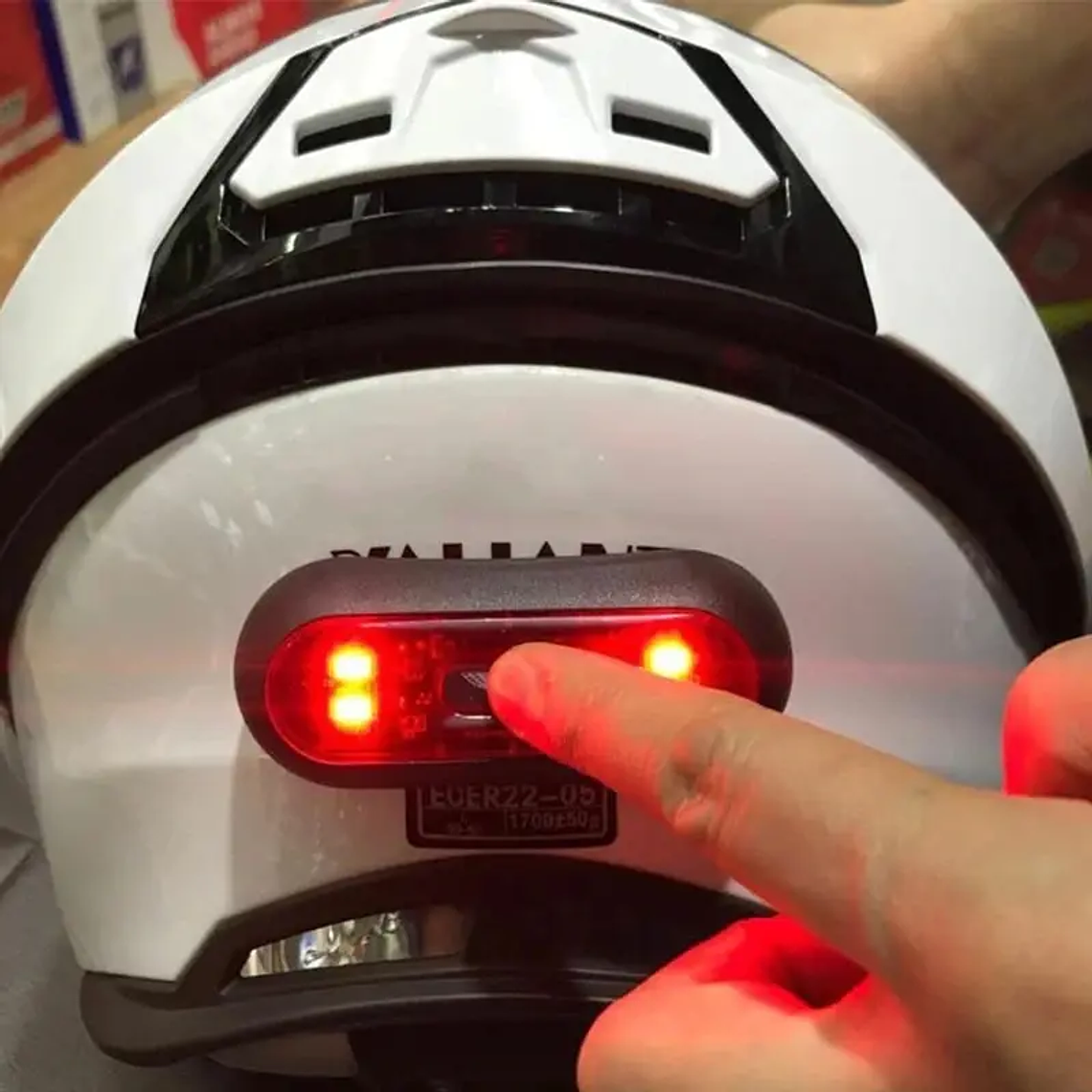 Luz de Sinalização para Capacete de Moto e Bicicleta | Lanterna Traseira LED à Prova d'Água, Sinal de Segurança e Aviso 3
