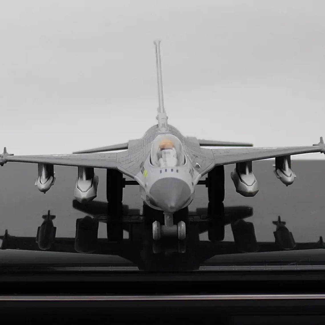 Modelo de Caça F-16 Die-Cast 1:72 - Com Som, Luz e Função Inércia | Colecionável Militar 5