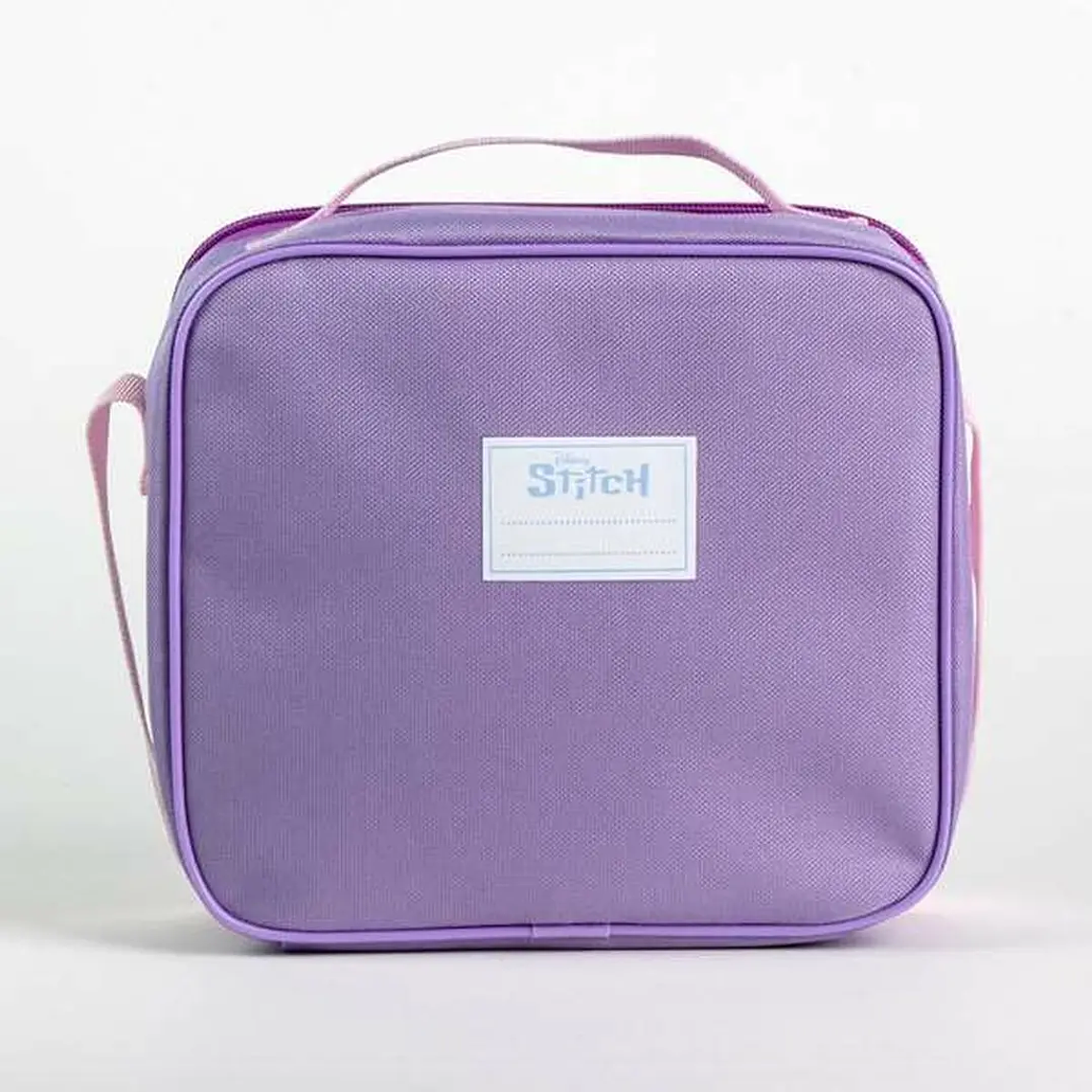 A Bolsa Térmica Stitch é um prático acessório isotérmico projetado para conservar a temperatura de alimentos e bebidas por mais tempo. Fabricada com materiais de qualidade e resistente ao uso diário,  4