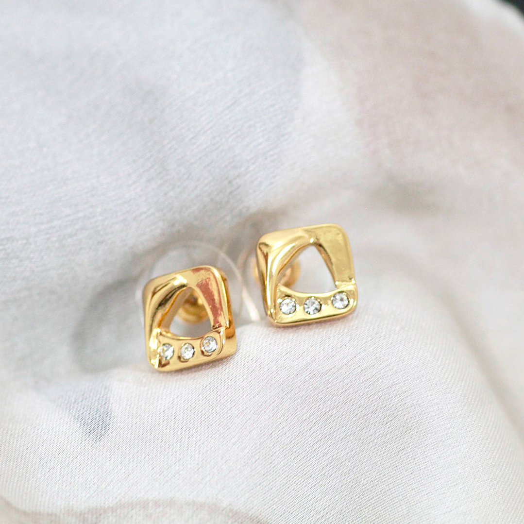 Set de Aretes Elegantes Brillo Eterno x4 en Color Dorado Diseño Clásico y Sofisticado 5