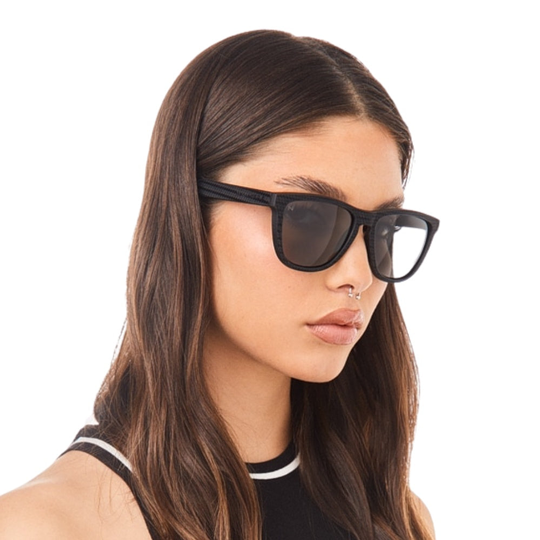 Gafas de Sol Hawkers One Raw Carbono Polarizado con Marco Negro Estamapado y Lunas Negras - 54 mm 7