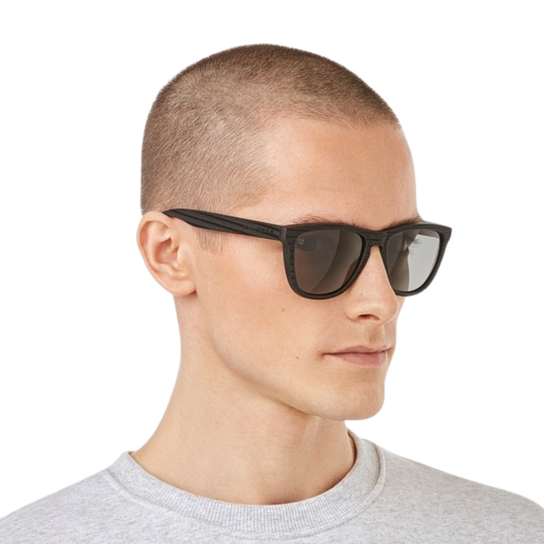 Gafas de Sol Hawkers One Raw Carbono Polarizado con Marco Negro Estamapado y Lunas Negras - 54 mm 8