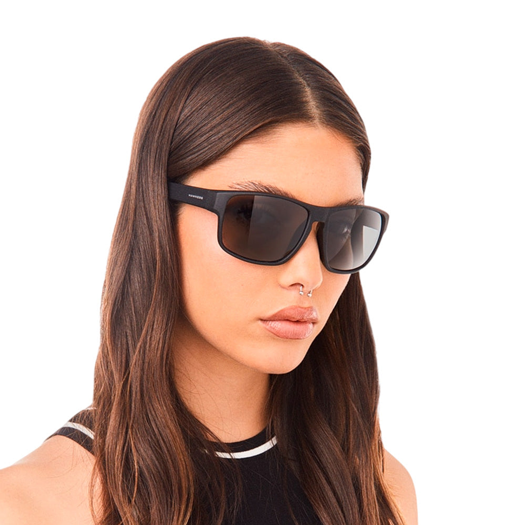 Gafas de Sol Hawkers Faster Raw Polarizado con Marco Negro y Lunas Negras - 58 mm 6