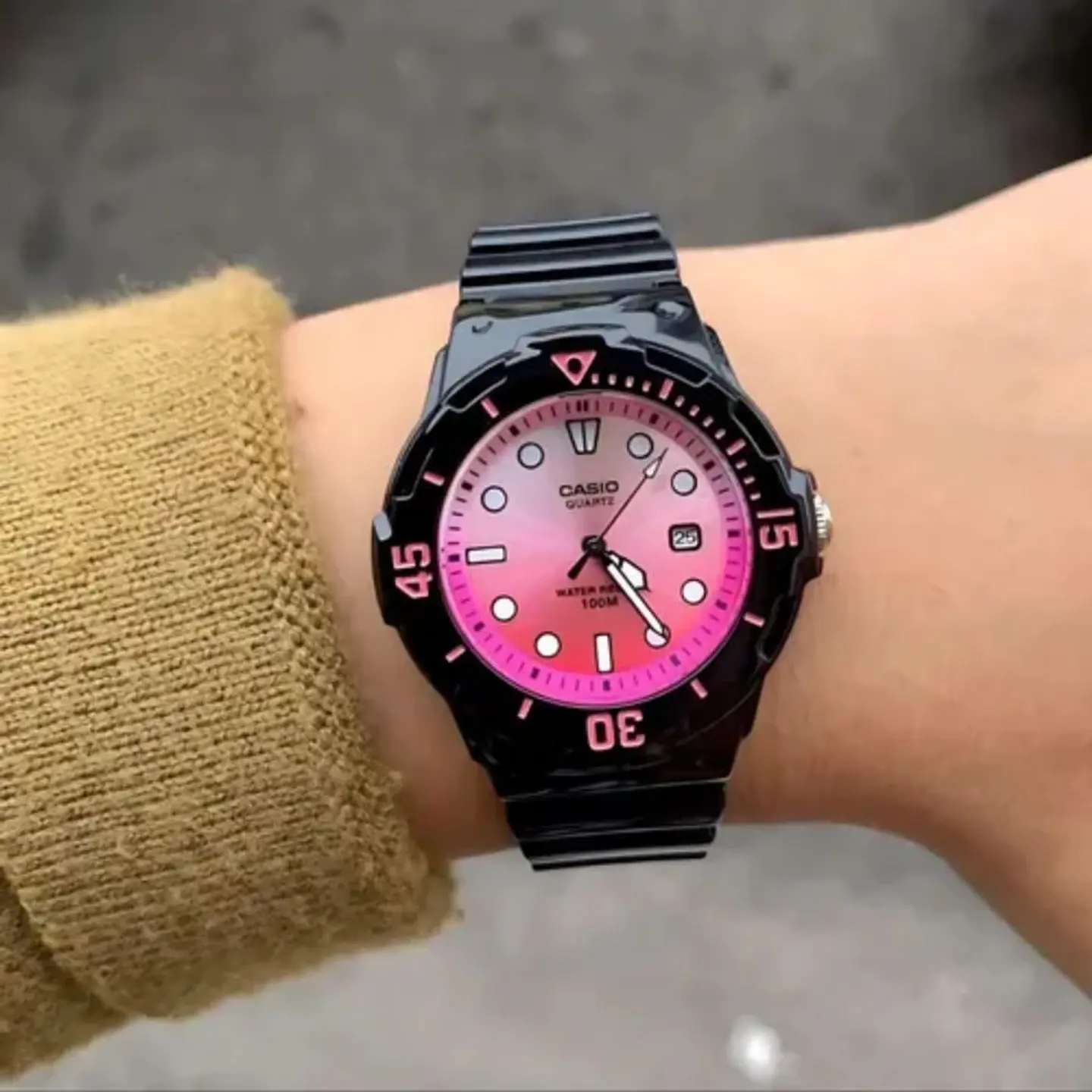 Reloj Analogo Casio LRW_200H_4EV Para Mujer en Resina Color Fucsia 6