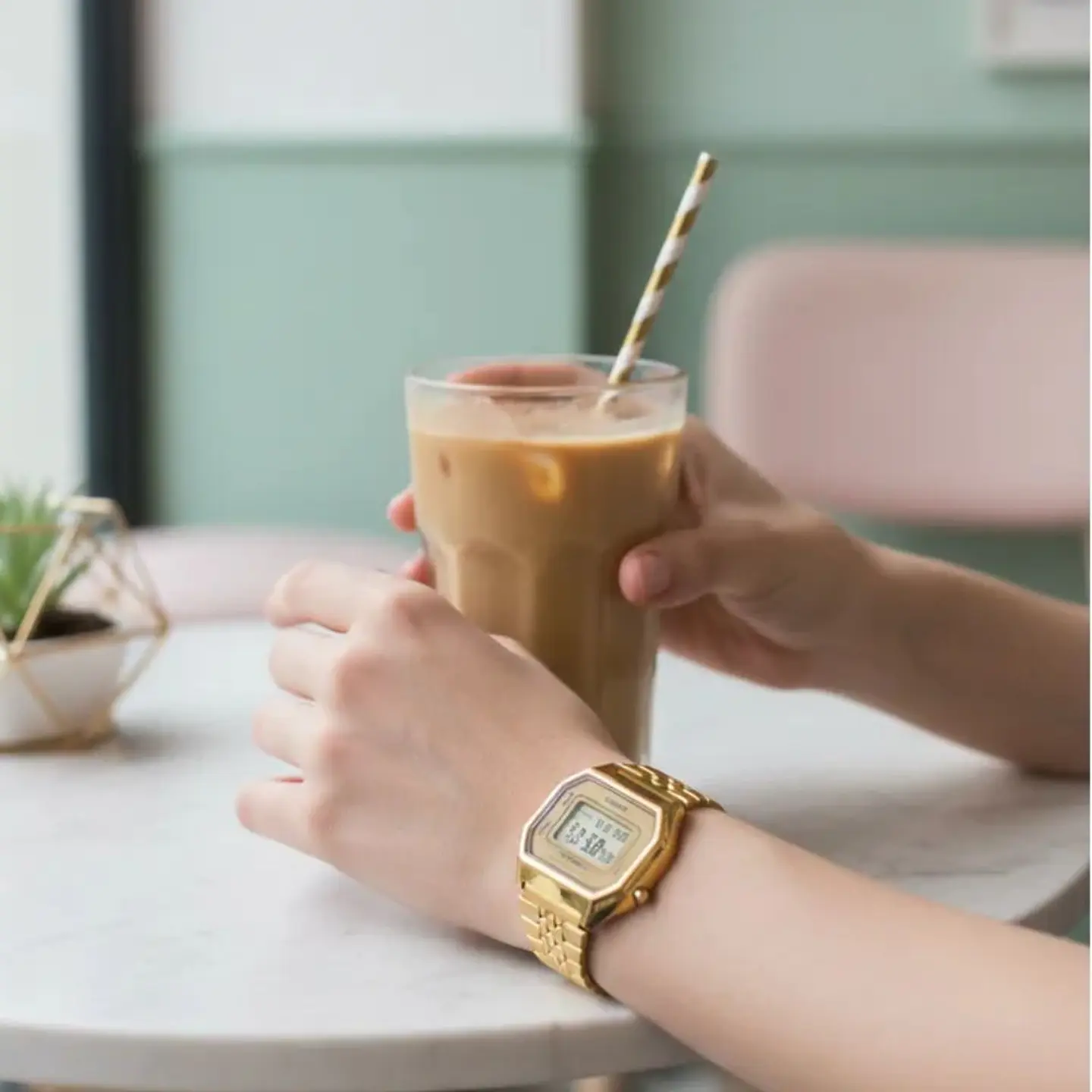 Reloj Digital Casio LA680WGA9BDF Para Mujer en Acero Color Dorado 6