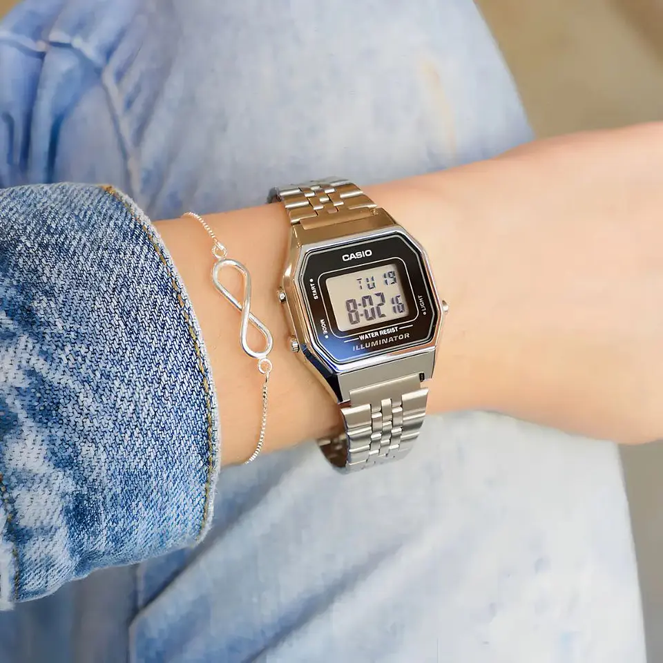 Reloj Digital Casio LA680WA-1DF Para Mujer en Acero Color Plateado 6