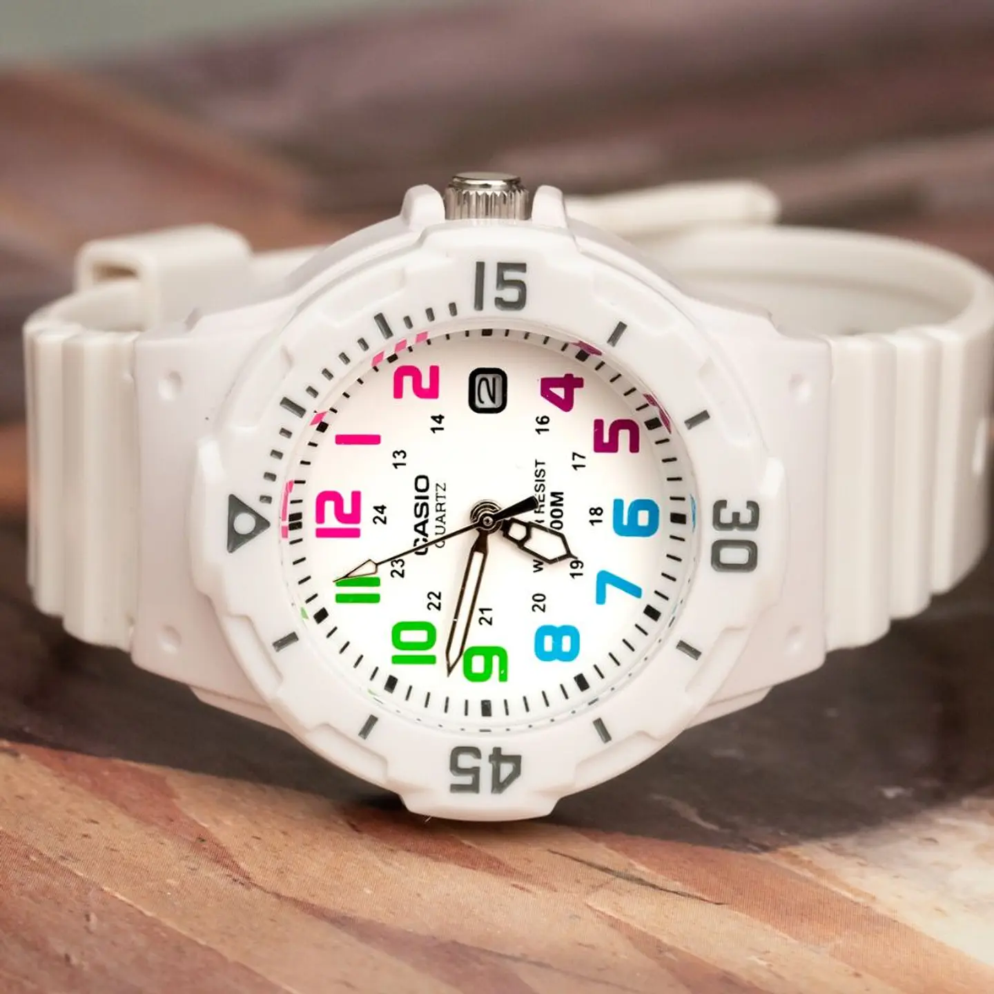 Reloj Analogo Casio LRW_200H_7BV Para Mujer en Resina Color Blanco 5